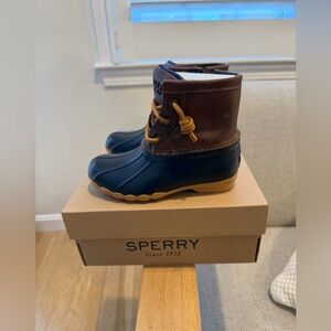 New In Box Girls Sperry Saltwater Boot Navy, size 10